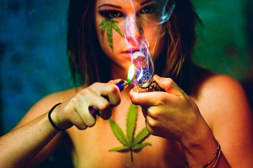 girl-marijuana-ganja-fan