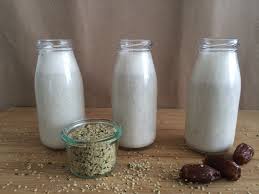 mleko-konopne-slodzone-daktylami-przepis
