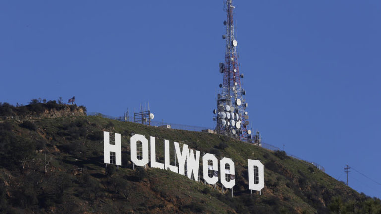 Artyści celebrują nowe prawo w Kalifornii zmieniając litery w sławnym znaku „Hollywood”, thc thc.info